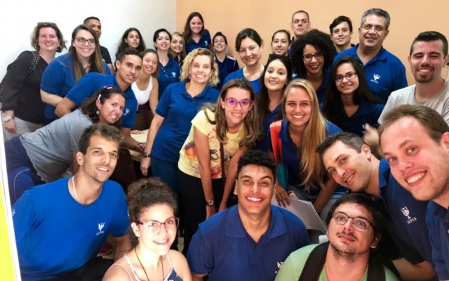 Membros do GEPEN reunidos dentro do laboratório para a primeira foto no local