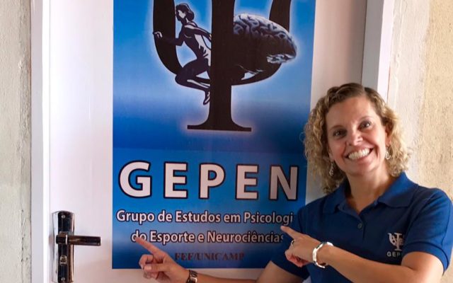 Professora Paula, líder do GEPEN  na entrada do novo laboratório!